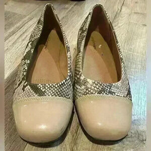 NWOT Reptile print flats size 7 1/2